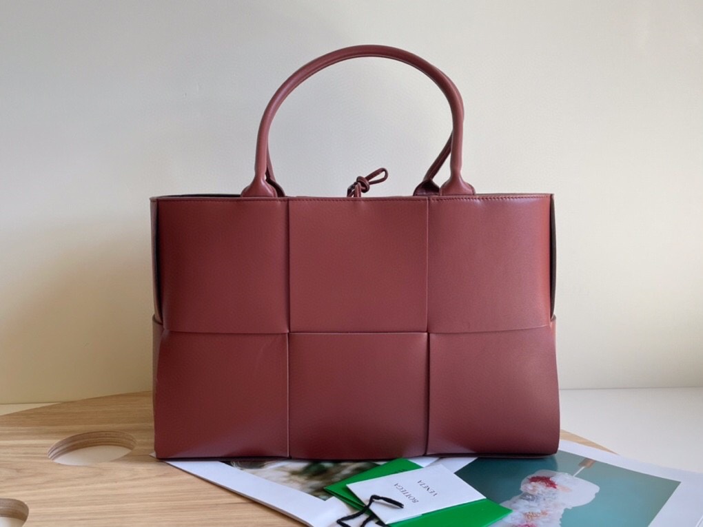 Medium Arco Intreccio Leather Tote Bag Bordeaux